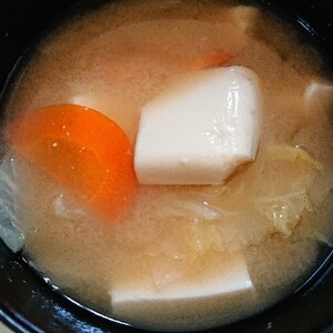 白菜と人参と豆腐の味噌汁
